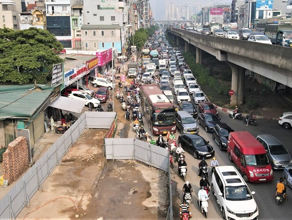 Thình lình rào đường: Thiếu trách nhiệm với người dân