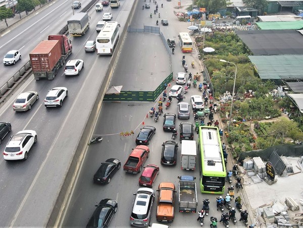 Giải quyết ùn tắc trên đường Nguyễn Xiển: Cần biện pháp tức thời, linh hoạt