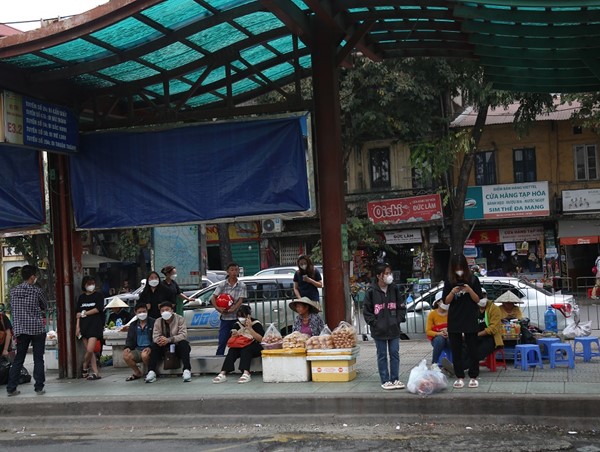 Hà Nội: Hàng quán bủa vây nhà chờ xe buýt