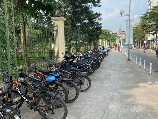 Phường Lê Đại Hành: Vỉa hè phố Nguyễn Đình Chiểu biến thành bãi trông giữ xe đắt đỏ