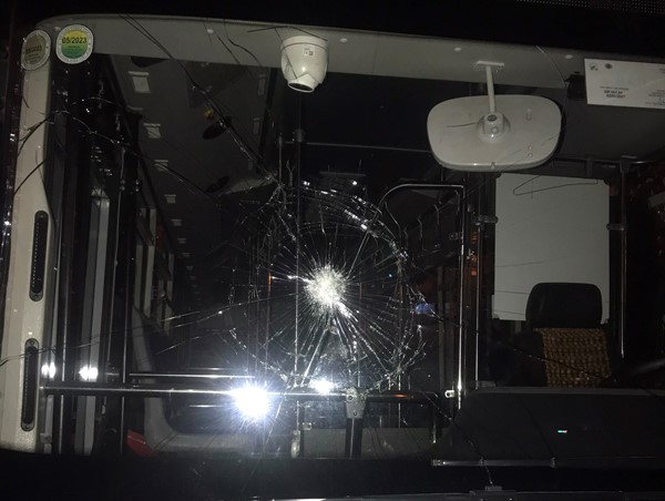 Hà Nội: Truy tìm nam thanh niên dùng gạch tấn công xe buýt