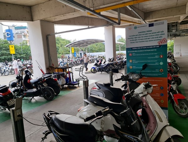 Xe điện công cộng tạm dừng để chờ thủ tục