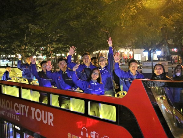 Đại biểu Đoàn TNCS Hồ Chí Minh thăm quan Hà Nội bằng xe buýt 2 tầng