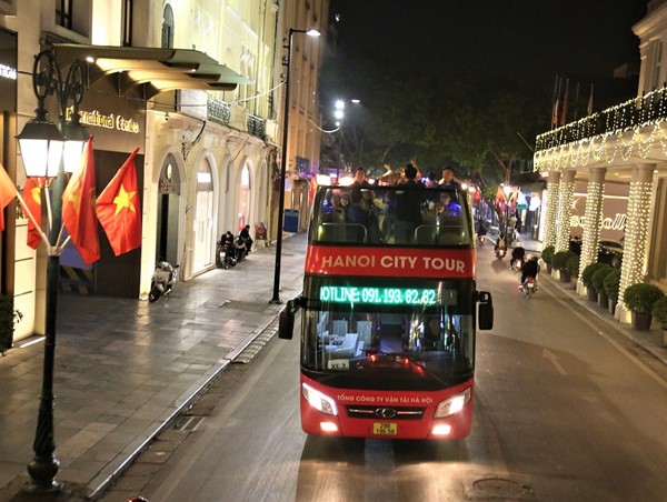 VIDEO: Xe buýt 2 tầng Hà Nội đón đoàn hành khách đặc biệt