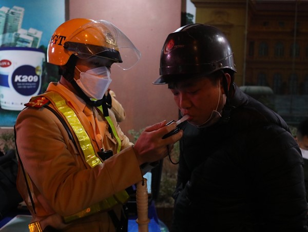 Tài xế say rượu tăng ga bỏ chạy khi thấy lực lượng chức năng