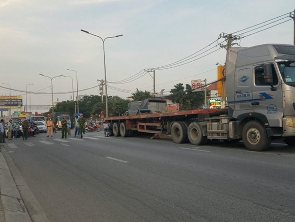 Tai nạn giao thông mới nhất hôm nay (24/12): Ô tô va chạm xe máy làm gãy trụ điện, 2 người thương vong