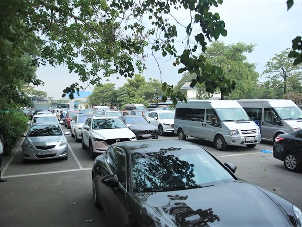 Hà Nội: Ô tô xếp hàng dài chờ đăng kiểm