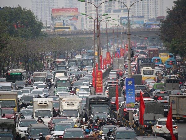 Cửa ngõ Hà Nội ùn tắc cục bộ trong ngày làm việc cuối cùng năm 2022
