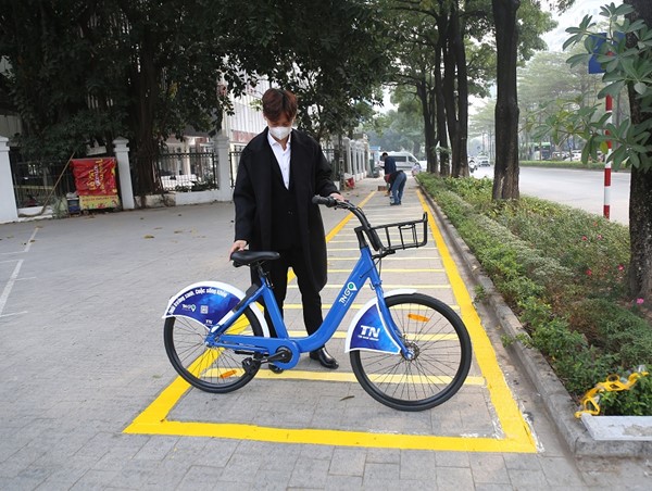 Lắp đặt trạm xe đạp công cộng đầu tiên tại Hà Nội
