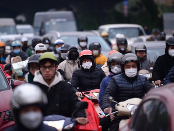 Người dân rời Thủ đô về quê ăn Tết, cửa ngõ Hà Nội ùn ứ