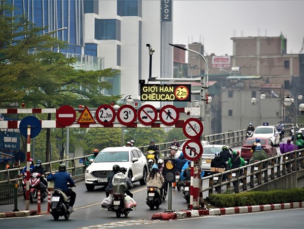 Lắp đặt biển báo thông minh: Gỡ rối điểm đen giao thông