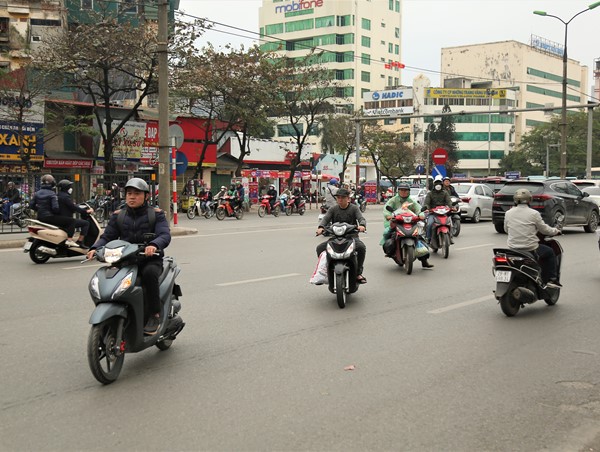 Đoàn xe ngược chiều vẫn nối đuôi nhau trên đường Giải Phóng