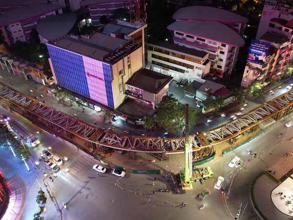 Cầu vượt chữ C: Lao lắp xong toàn bộ dầm thép