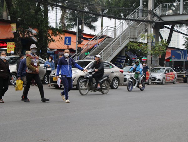 Hà Nội: Người dân “chưa thích nghi” với cầu bộ hành