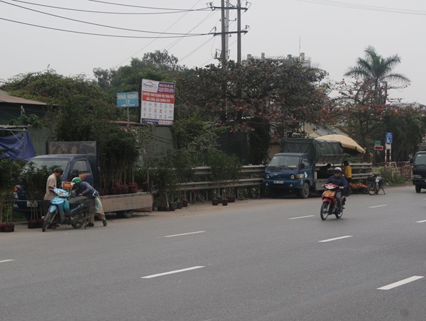 Xe bán hàng dưới lòng đường tiềm ẩn nhiều nguy cơ tai nạn giao thông