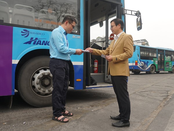 Phụ xe buýt tuyến 02 nhận được nhiều lời khen trên mạng xã hội