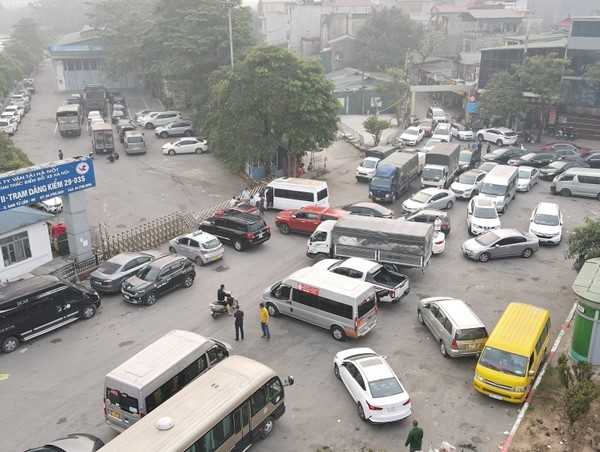 Hà Nội: Ô tô xếp hàng dài trước trung tâm đăng kiểm mở cửa lại