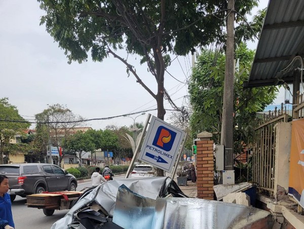 Cuộn thép lăn từ xe đầu kéo xuống đường đè bẹp ô tô con