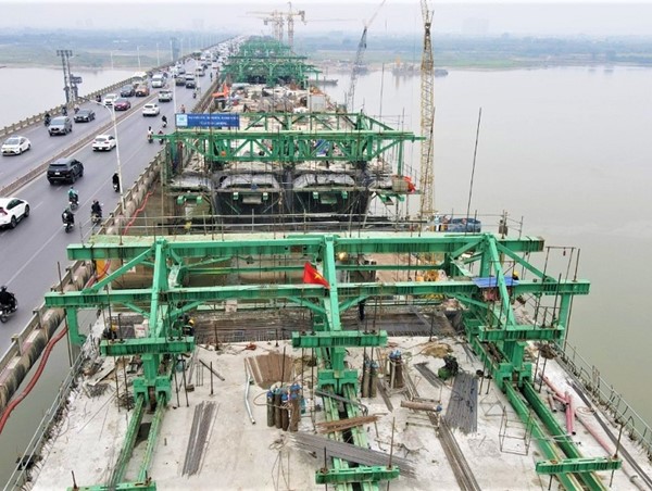 Thi công khối hợp long đầu tiên cầu Vĩnh Tuy giai đoạn 2