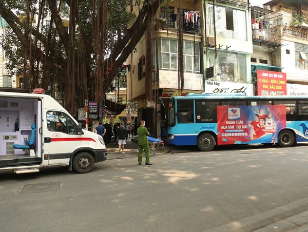 Xe buýt Liên Ninh đâm vào quán ăn trên phố Đội Cấn, 3 người bị thương 