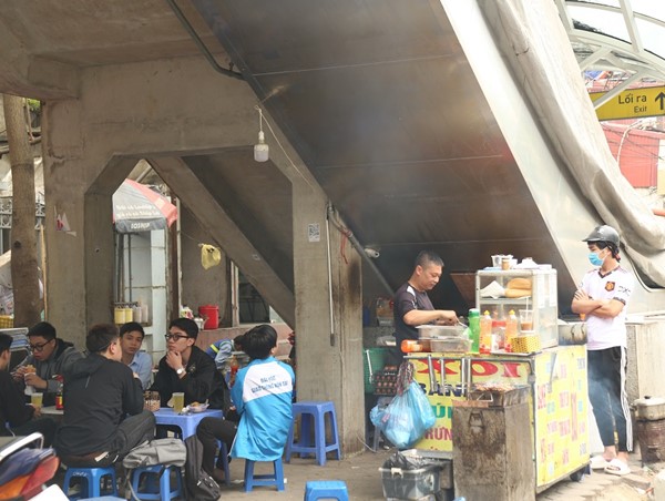 Nhà ga đường sắt Nhổn – ga Hà Nội bị hàng quán chiếm dụng