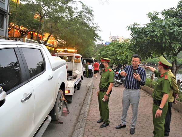 Hàng loạt tài xế bị phạt do dừng đỗ dưới lòng đường quanh hồ Văn Quán
