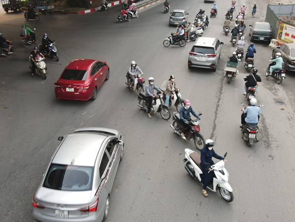 Phụ huynh bất chấp nguy hiểm chở theo con nhỏ đi ngược chiều 