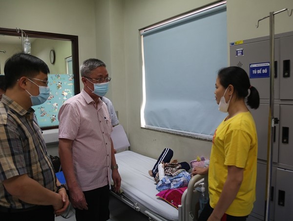 Ban ATGT TP Hà Nội thăm hỏi nạn nhân vụ tai nạn ở quận Tây Hồ