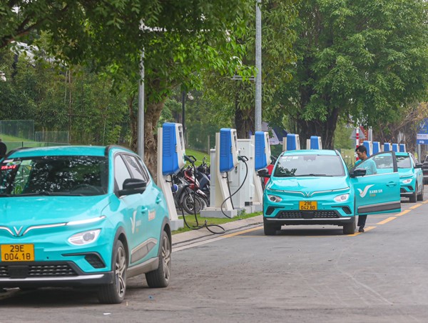 Taxi điện ra đời, thêm thách thức mới cho taxi xăng