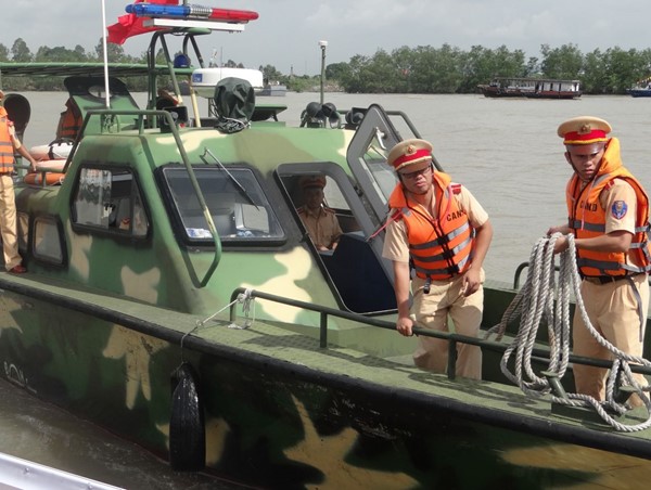 Phạt nghiêm lái tàu trên sông có nồng độ cồn