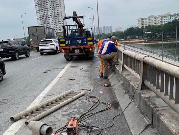 Khẩn trương khắc phục đường Vành đai 3 hư hỏng do xe khách gặp sự cố