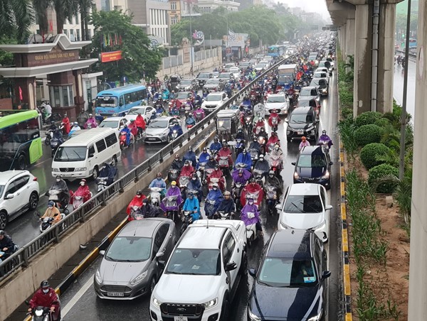 Mưa lớn đầu giờ sáng: Nhiều tuyến đường Hà Nội tê liệt