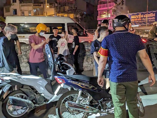 Bắt giữ nhiều "quái xế" chỉ 16 - 17 tuổi lạng lách, đánh võng trong đêm