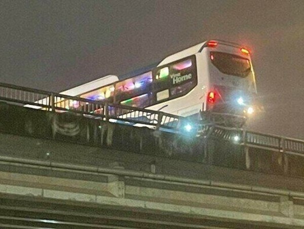 Xe khách nằm ngang đường Vành đai 3 không truyền dữ liệu giám sát hành trình