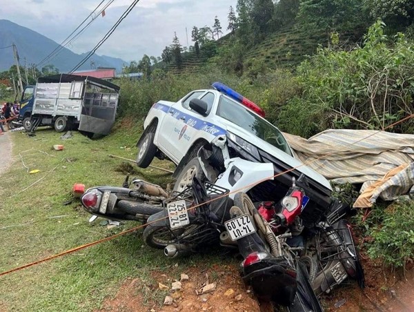 Xe CSGT va chạm với nhiều phương tiện