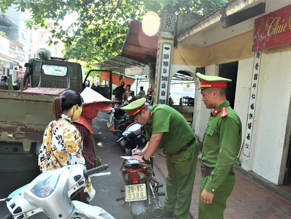 Xử lý vi phạm trật tự đô thị, an toàn giao thông trên phố Đại Từ