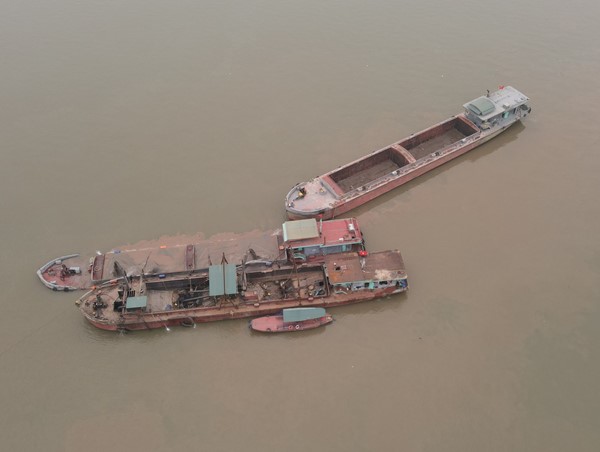 Tìm chủ sở hữu tàu cát bị bỏ lại trên sông hồng