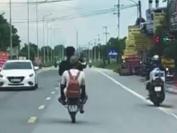 Huyện Ba Vì: 4 thiếu niên bốc đầu xe máy bị phạt nguội, tạm giữ phương tiện