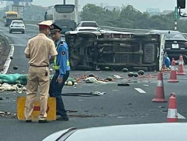 Xe tải lật chắn ngang cao tốc Pháp Vân - Cầu Giẽ