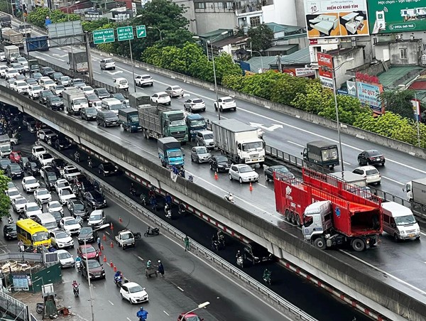 Xe đầu kéo đâm vỡ lan can đường Vành đai 3