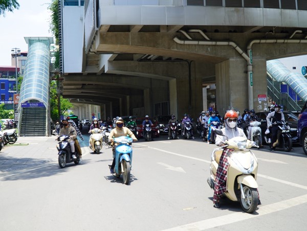 Chờ đèn đỏ dưới bóng râm, biết sai nhưng vẫn vi phạm