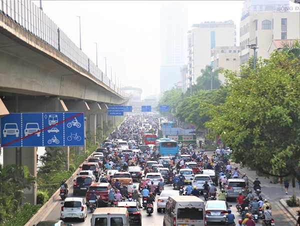 Chen chân vượt lô cốt trên đường Nguyễn Trãi