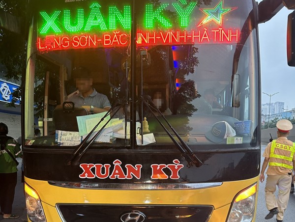 Bắt giữ xe khách dùng đăng kiểm, đăng ký giả