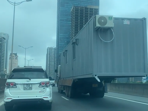 Kinh hãi xe tải chở thùng container chạy băng băng trên Vành đai 3