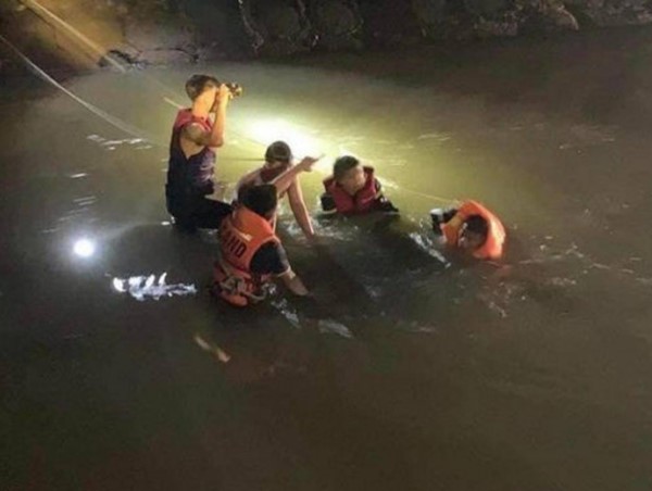 Ô tô lao xuống sông, nhiều người thương vong