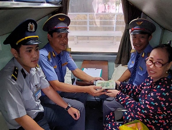 Trả lại hành khách số tiền lớn bỏ quên trên tàu 