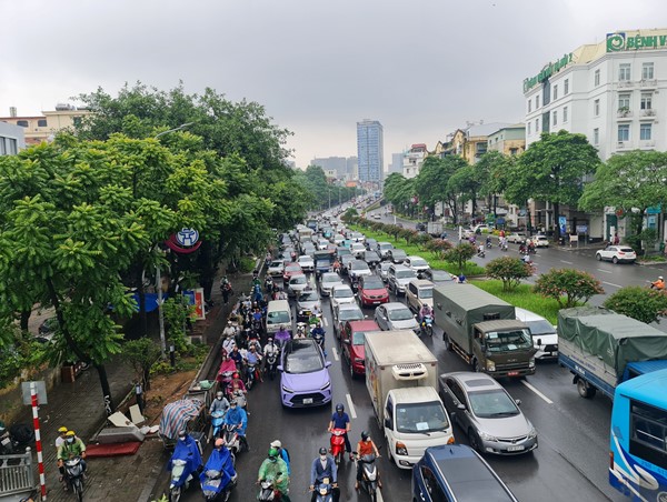 Hà Nội: Sáng đầu tuần người dân chật vật đi làm dưới mưa 