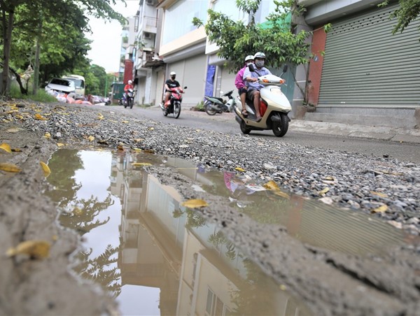 Thi công kiểu dậm chân tại chỗ, người dân khổ vì đường hỏng