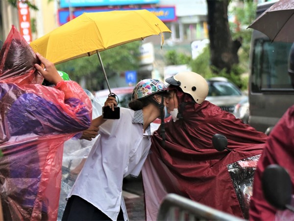 Đội mưa đi thi tốt nghiệp THPT 2023