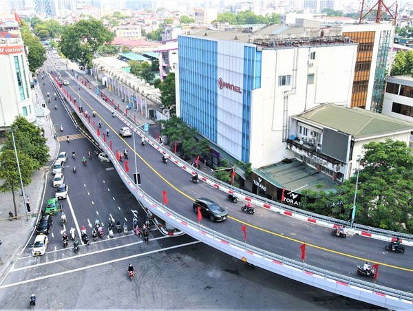 Ngắm cầu vượt chữ C gần 150 tỷ vừa mới thông xe ở Hà Nội